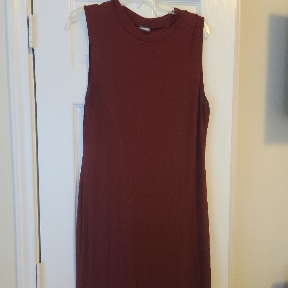Maroon sleeveless midi dress
